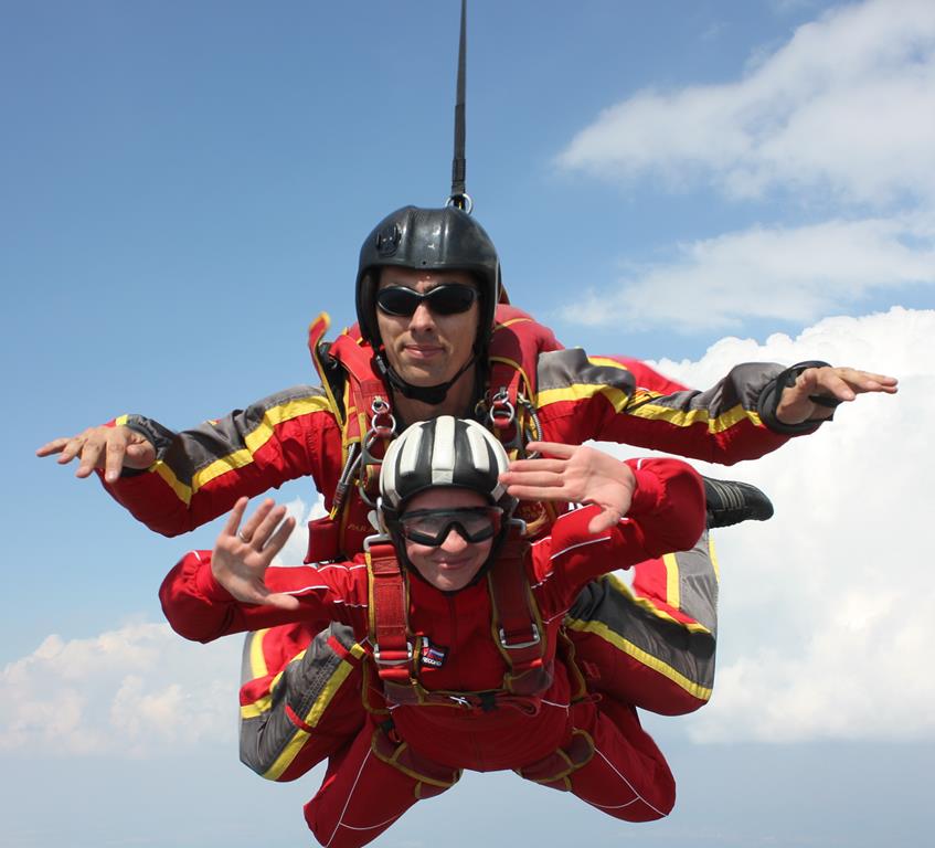 Первый прыжок с парашютом в тандеме с инструктором Ксении