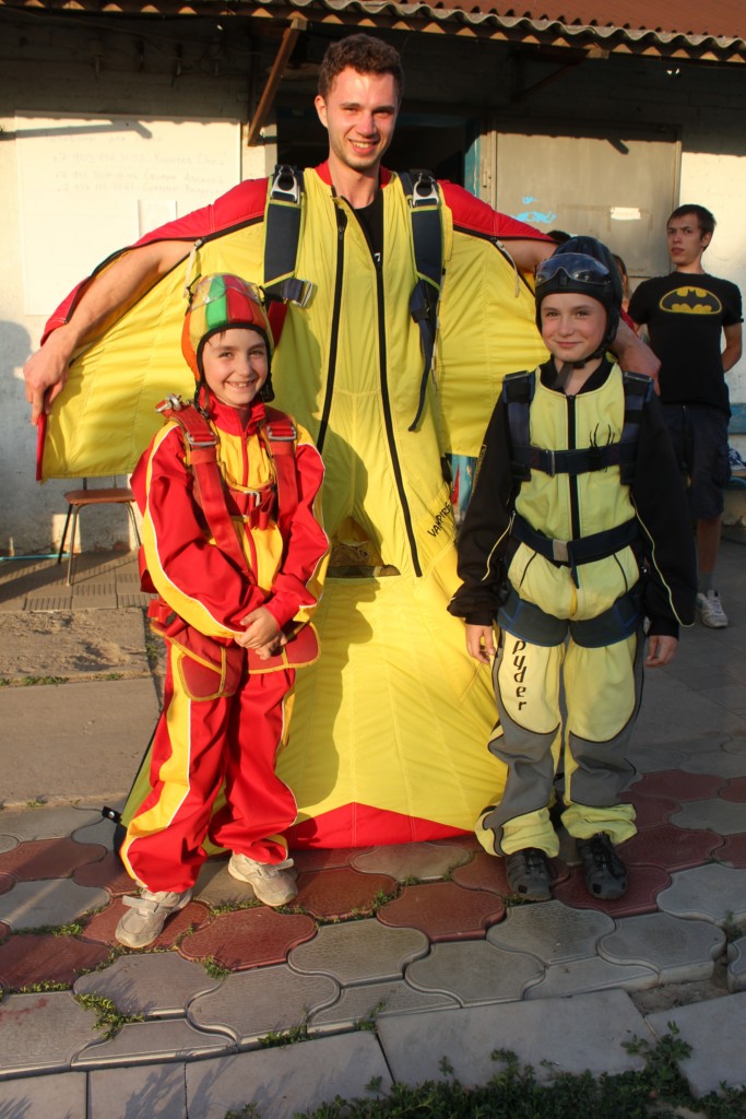 Первый прыжок с парашютом в тандеме с инструктором Вероники и Николая