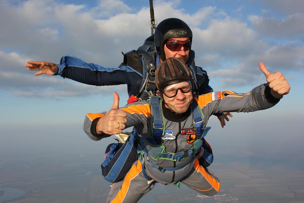 Первый прыжок с парашютом в тандеме с инструктором Антона