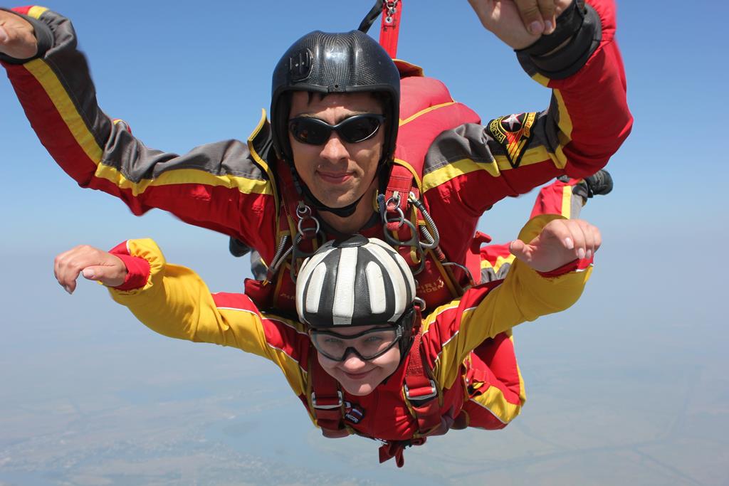 Первый прыжок с парашютом в тандеме с инструктором Дины