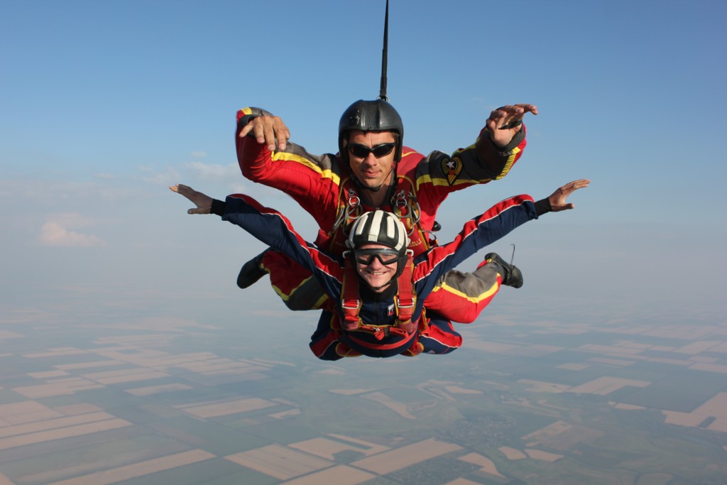 Первый прыжок с парашютом в тандеме с инструктором в Азовском аэроклубе Первый прыжок с парашютом в тандеме с инструктором
