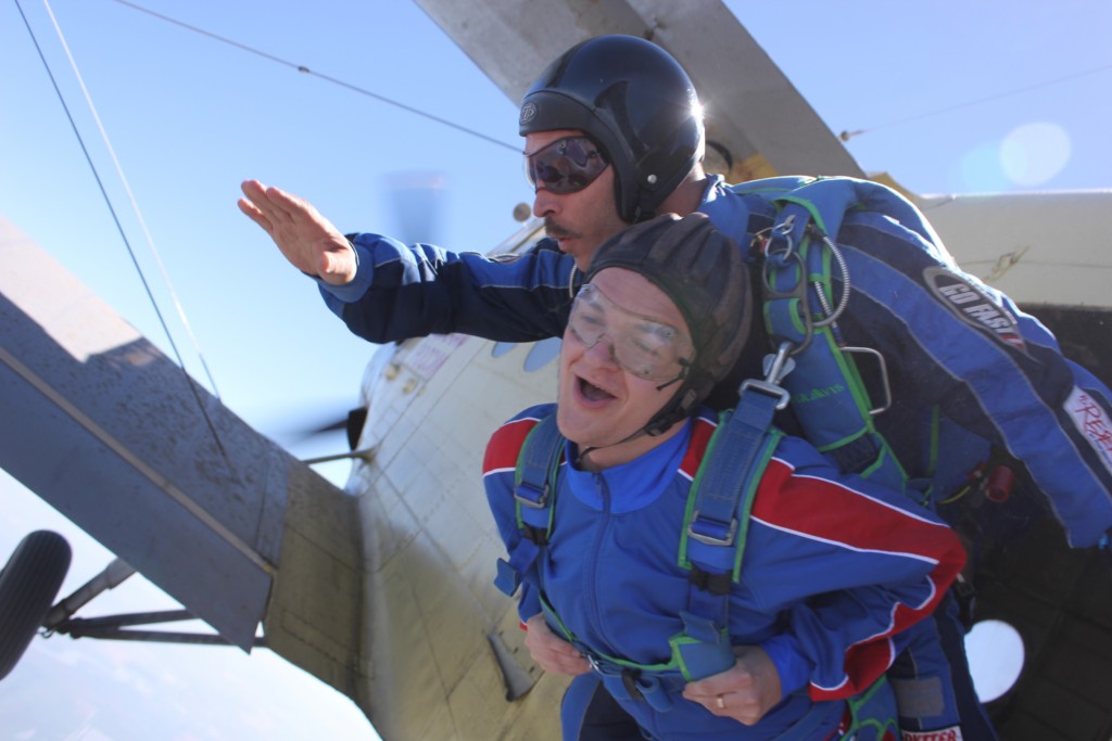 Первый прыжок с парашютом в тандеме с инструктором в Азовском аэроклубе Первый прыжок с парашютом в тандеме с инструктором