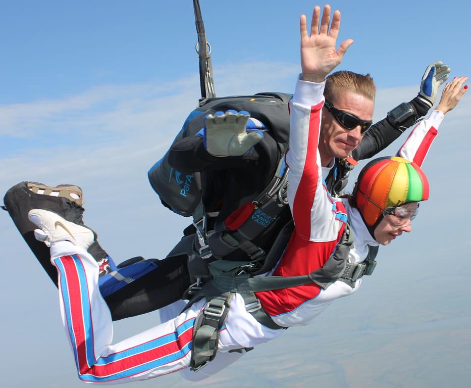 Первый прыжок с парашютом в тандеме с инструктором Людмилы