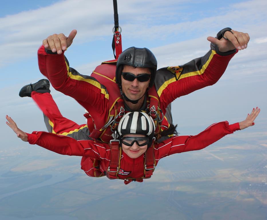 Первый прыжок с парашютом в тандеме с инструктором Натальи