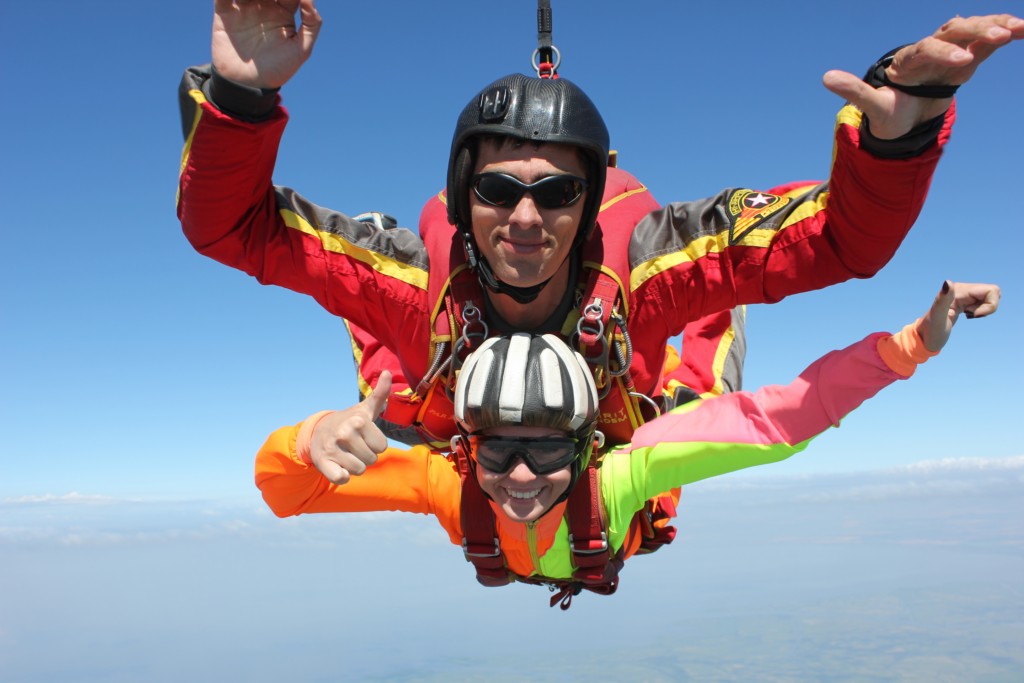 Первый прыжок с парашютом в тандеме с инструктором Кристины