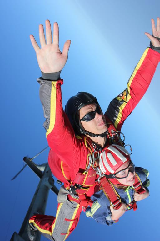 Второй прыжок с парашютом в тандеме с инструктором Ксюши