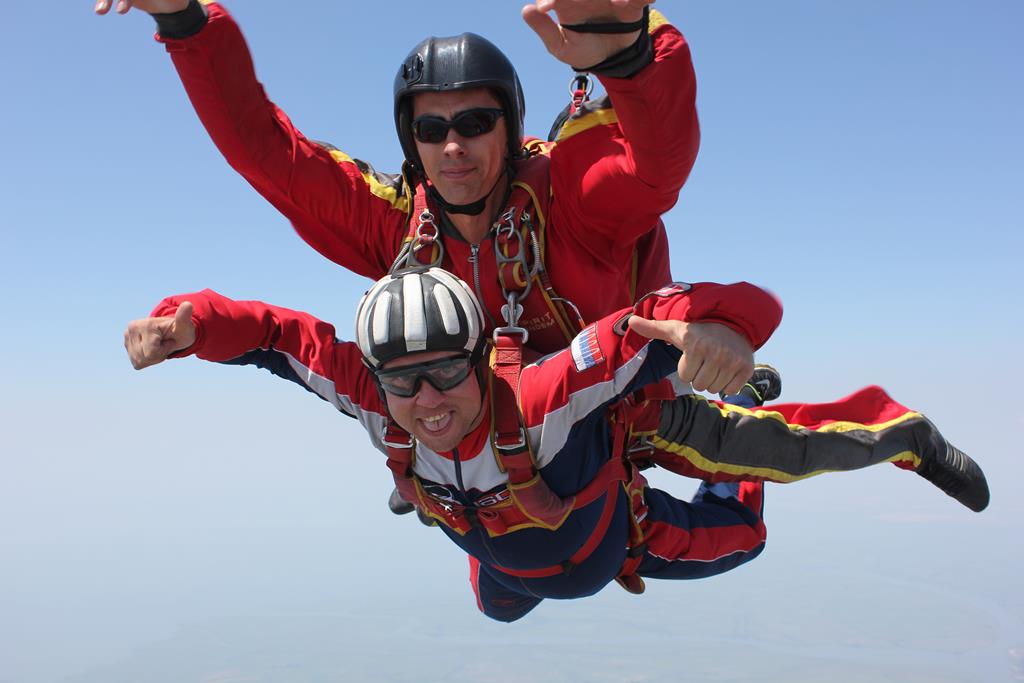 Первый прыжок с парашютом в тандеме с инструктором Романа Первый прыжок с парашютом в тандеме с инструктором Романа