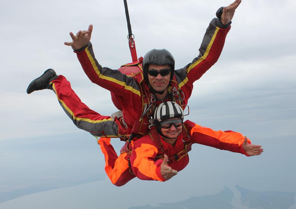Первый прыжок с парашютом в тандеме с инструктором Ирины Первый прыжок с парашютом в тандеме с инструктором Ирины